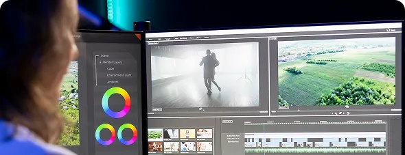 Profesional editando contenido de vídeo en varias pantallas de producción