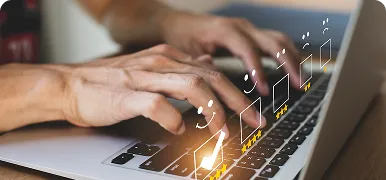 Manos escribiendo en un portátil con iconos de valoración de clientes sobre el teclado