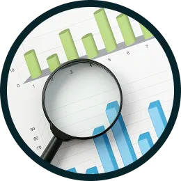 Lupa sobre gráficos de barras que representa el análisis de tu operativa actual