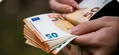 Manos contando un fajo de billetes de 50 euros