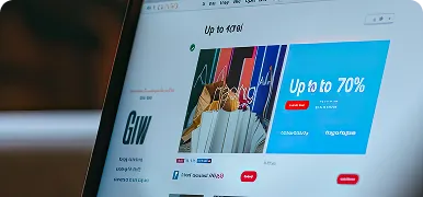 Pantalla de portátil con un banner promocional de rebajas