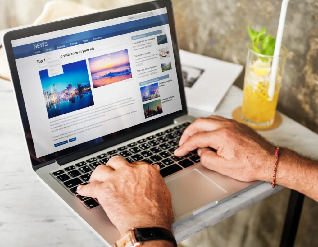 Persona navegando por una página web desde un portátil