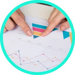 Manos señalando un gráfico en forma de embudo sobre un papel