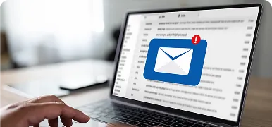 Portátil con la bandeja de entrada del correo y un aviso de mensaje nuevo
