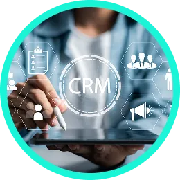 Persona usando una tableta con iconos de CRM
