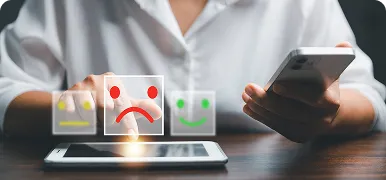 Persona valorando la atención recibida con iconos de caritas en una tableta