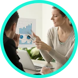 Dos profesionales revisando un gráfico de resultados