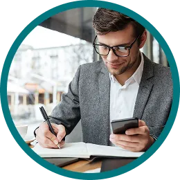 Profesional tomando notas con el móvil en la mano