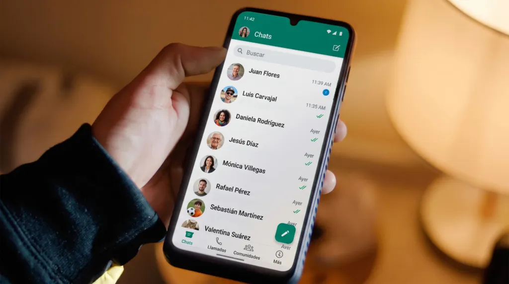Lista de chats de WhatsApp con muchas conversaciones abiertas a la vez