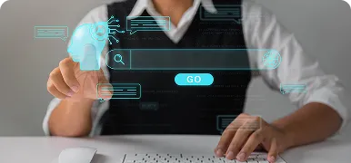 Persona tecleando ante una interfaz de búsqueda holográfica