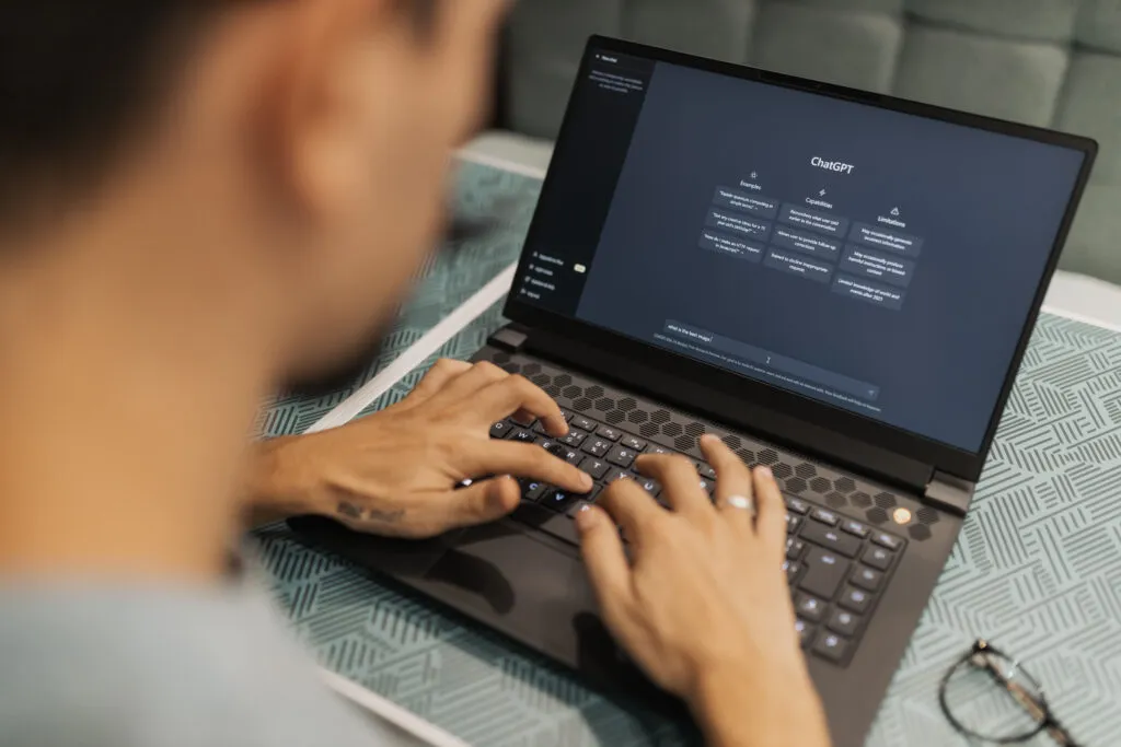 Persona trabajando con un portátil para revisar y atender a sus contactos